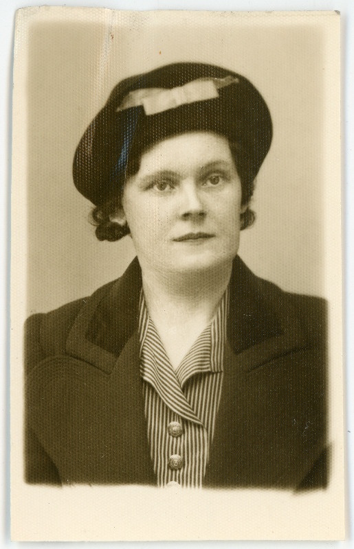 Bogopriimtsev, Anna, sünd 1898. Portreefoto välispassi saamiseks esitatud avalduse juurde