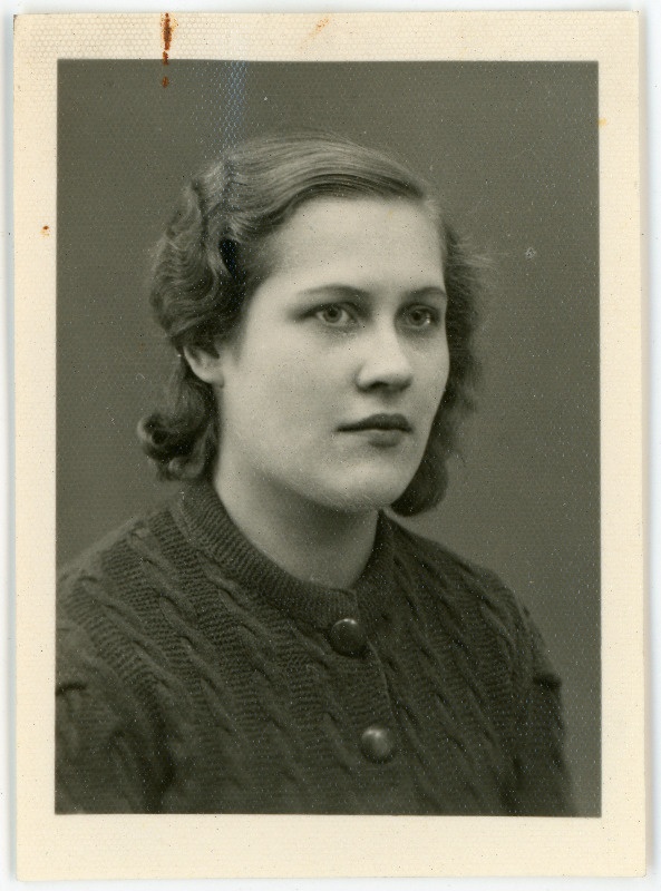 Boitsov, Klaudia, sünd 1918. Portreefoto välispassi saamiseks esitatud avalduse juurde