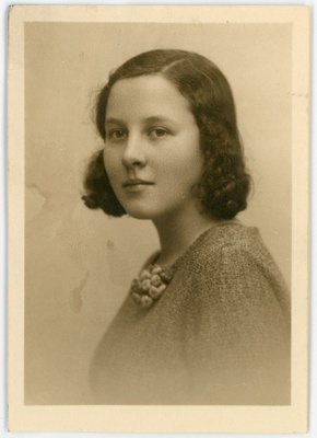 Bong, Sigrid, sünd 1916. Portreefoto välispassi saamiseks esitatud avalduse juurde  duplicate photo