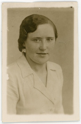 Born, Olga, sünd 1912. Portreefoto välispassi saamiseks esitatud avalduse juurde  duplicate photo