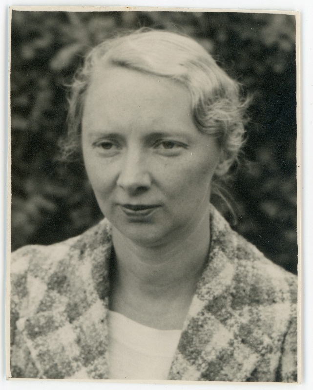 Borsakovsky, Alice, sünd 1903. Portreefoto välispassi saamiseks esitatud avalduse juurde
