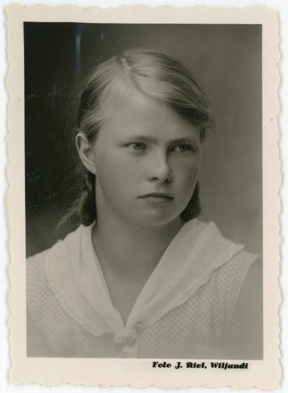 Bock, Karin, sünd 1912. Portreefoto välispassi saamiseks esitatud avalduse juurde