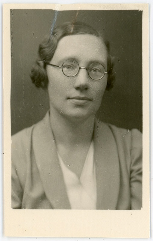 Braun, Helene Adele Emilie, sünd 1905. Portreefoto välispassi saamiseks esitatud avalduse juurde