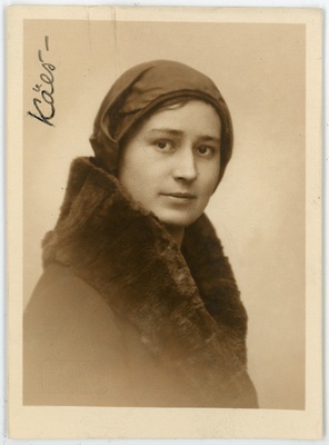 Brevern, Julie Constance, sünd 1901. Portreefoto välispassi saamiseks esitatud avalduse juurde  duplicate photo