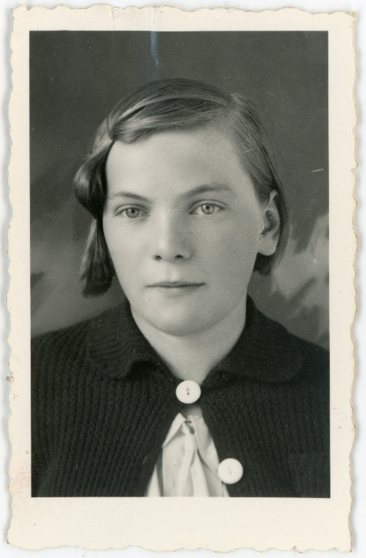 Brunberg, Greta, sünd 1922. Portreefoto välispassi saamiseks esitatud avalduse juurde