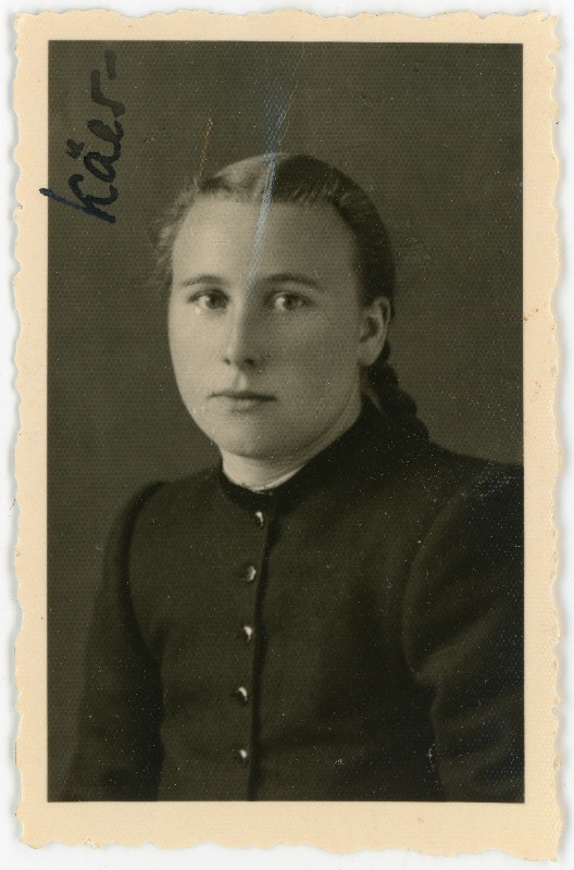 Bäckman, Maria, sünd 1914. Portreefoto välispassi saamiseks esitatud avalduse juurde