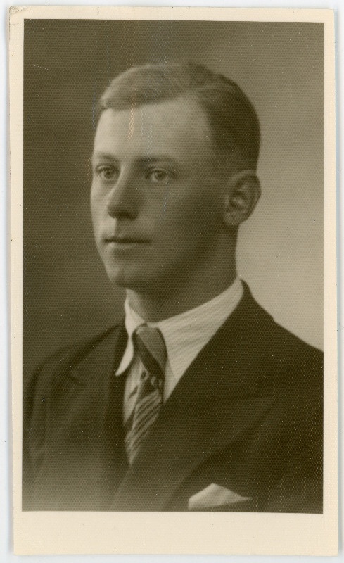 Buxhoewen, Baltasar, s 1913. Portreefoto välispassi saamiseks esitatud avalduse juurde