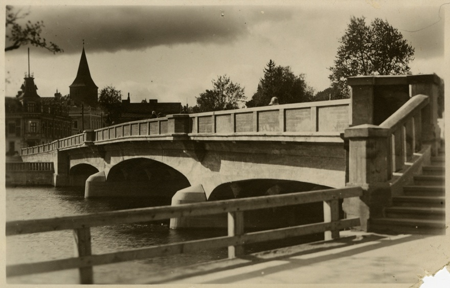 Tartu Vabaduse sild (Vabadussild). Vaade kaldalt, taustal Jaani kirik