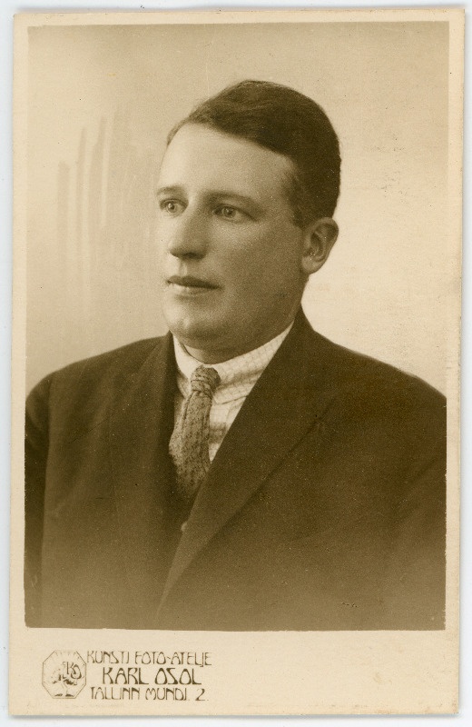 Dehn, Erich, sünd 1899. Portreefoto välispassi saamiseks esitatud avalduse juurde