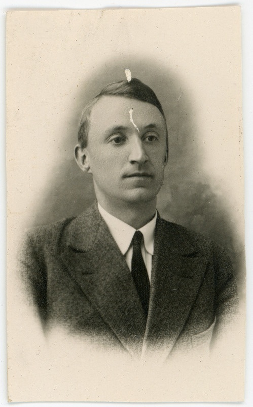 Dehn, Ervin, sünd 1903. Portreefoto välispassi saamiseks esitatud avalduse juurde