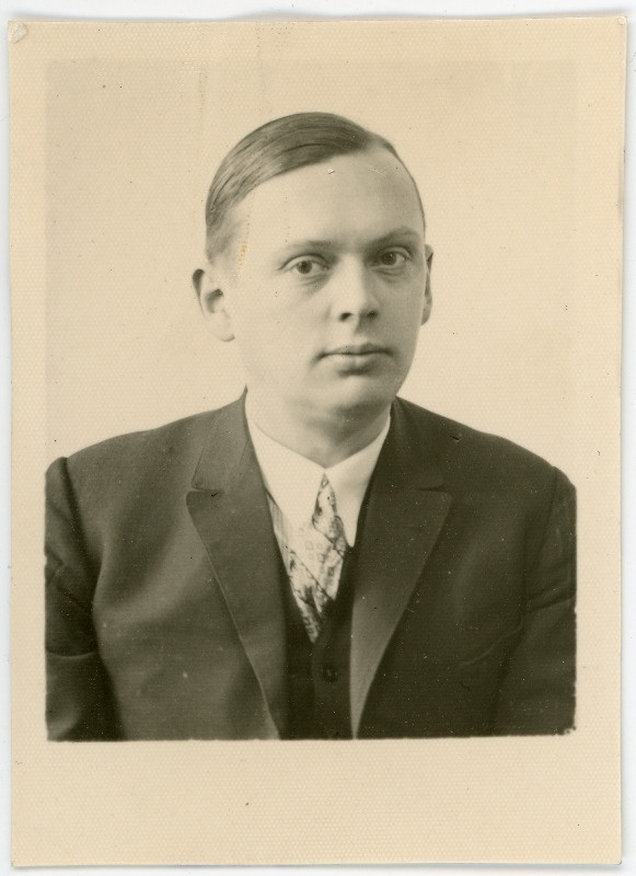 Dehn, Hans, sünd 1899. Portreefoto välispassi saamiseks esitatud avalduse juurde