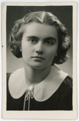 Dobrogorskaja, Olga Johanna, sünd 1922. Portreefoto välispassi saamiseks esitatud avalduse juurde  duplicate photo