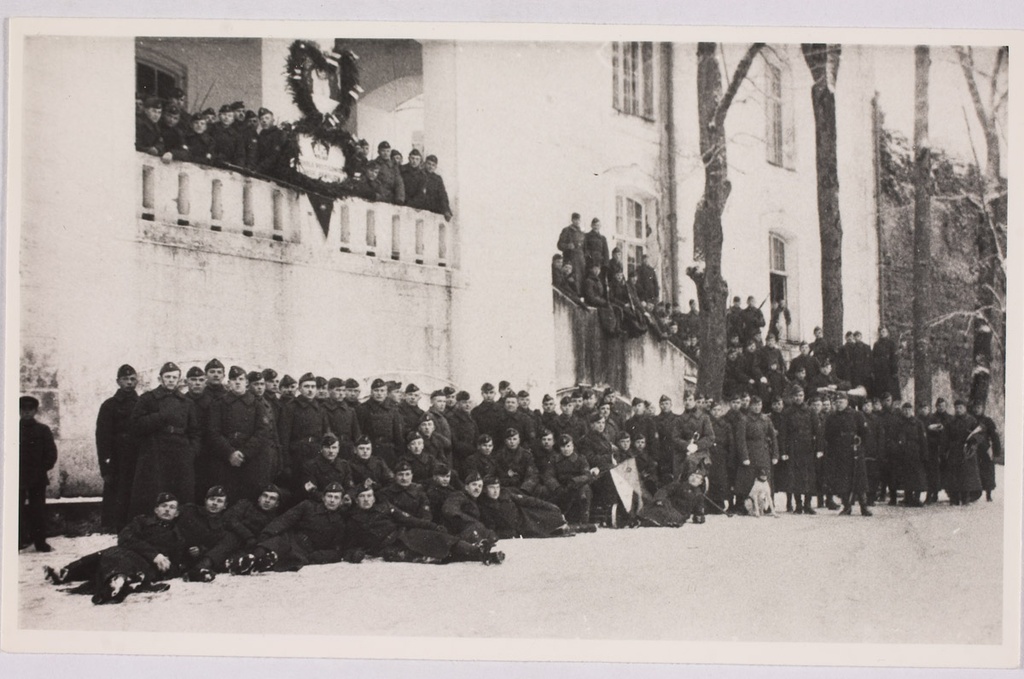 Sõjamehed peale Vabadussõda (u 1920.a.) Põltsamaa lossi juures.