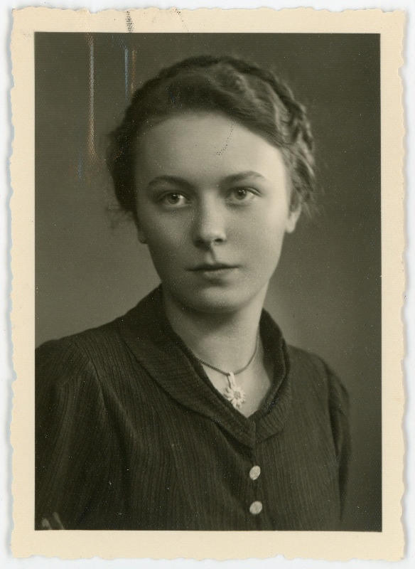 Eberhardt, Valentine, sünd 1920. Portreefoto välispassi saamiseks esitatud avalduse juurde