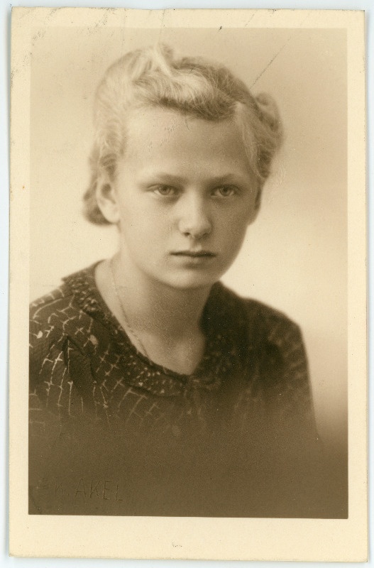 Dreving, Dorrit Zita, s 1923. Portreefoto välispassi saamiseks esitatud avalduse juurde