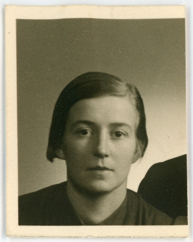 Ehapalu, Frieda-Erna, sünd 1912. Portreefoto välispassi saamiseks esitatud avalduse juurde