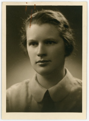 Ehrhardt, Cara, sünd 1900. Portreefoto välispassi saamiseks esitatud avalduse juurde  duplicate photo