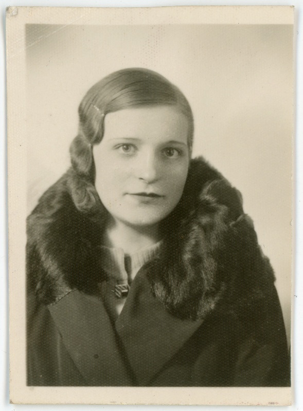 Elmat, Loreida, sünd 1914. Portreefoto välispassi saamiseks esitatud avalduse juurde