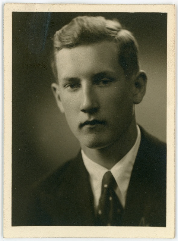 Engelbrecht, Hardy Boris, sünd 1918. Portreefoto välispassi saamiseks esitatud avalduse juurde