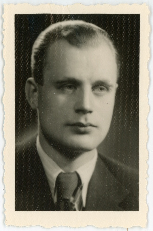 Ennus, Harry (Harri), sünd 1913. Portreefoto välispassi saamiseks esitatud avalduse juurde