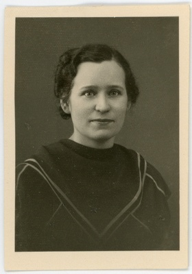 Eslas, Salme, 1904. Portreefoto välispassi saamiseks esitatud avalduse juurde  duplicate photo