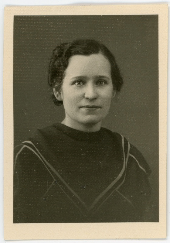 Eslas, Salme, 1904. Portreefoto välispassi saamiseks esitatud avalduse juurde