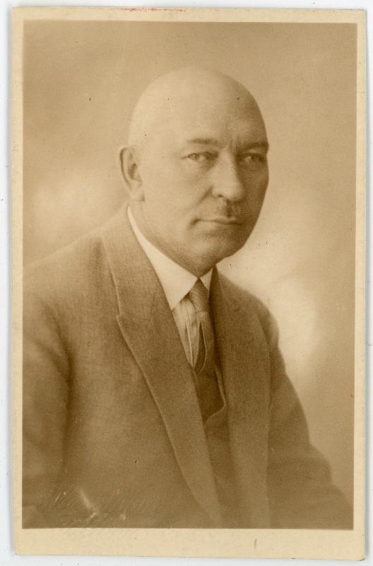 Espenberg, Alfred, sünd 1879. Portreefoto välispassi saamiseks esitatud avalduse juurde