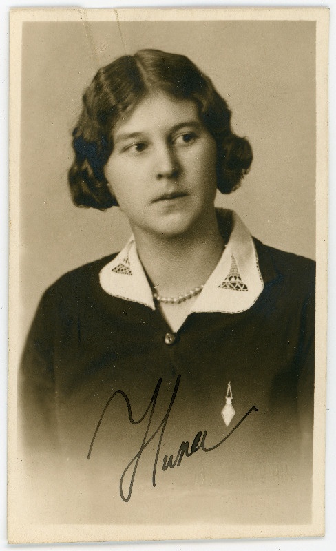 Etverk, Niina, sünd 1911. Portreefoto välispassi saamiseks esitatud avalduse juurde