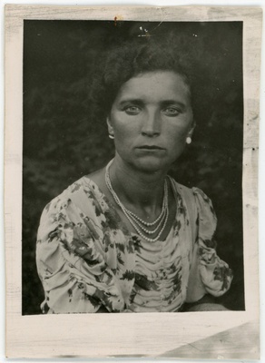 Faminzin, Anna, sünd 1905. Portreefoto välispassi saamiseks esitatud avalduse juurde  duplicate photo