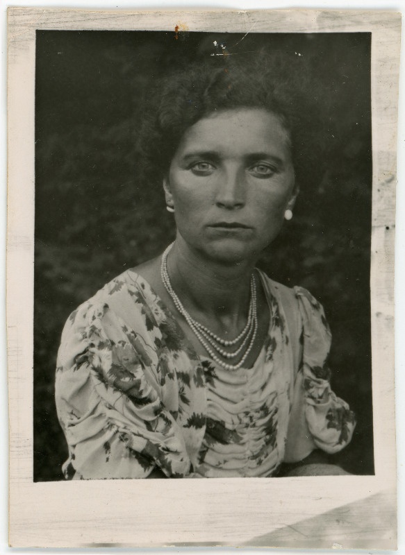 Faminzin, Anna, sünd 1905. Portreefoto välispassi saamiseks esitatud avalduse juurde