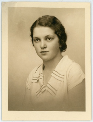 Feldmann, Maria (Marie), sünd 1916. Portreefoto välispassi saamiseks esitatud avalduse juurde  duplicate photo