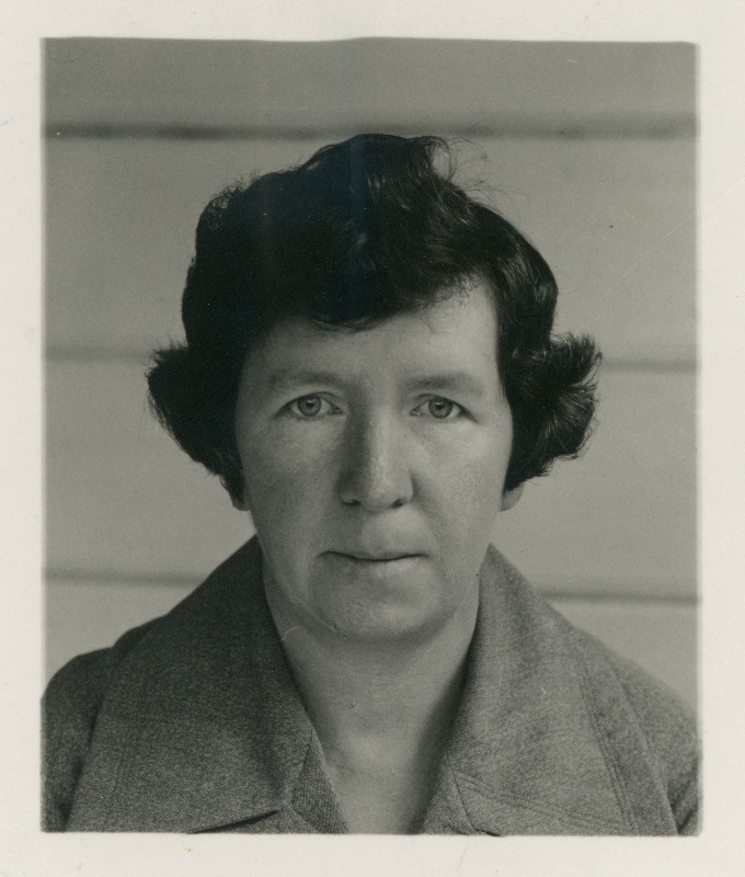 Fendt, Helene, sünd 1896. Portreefoto välispassi saamiseks esitatud avalduse juurde