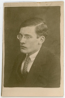 Fisker, Daniel, sünd 1902. Portreefoto välispassi saamiseks esitatud avalduse juurde  duplicate photo