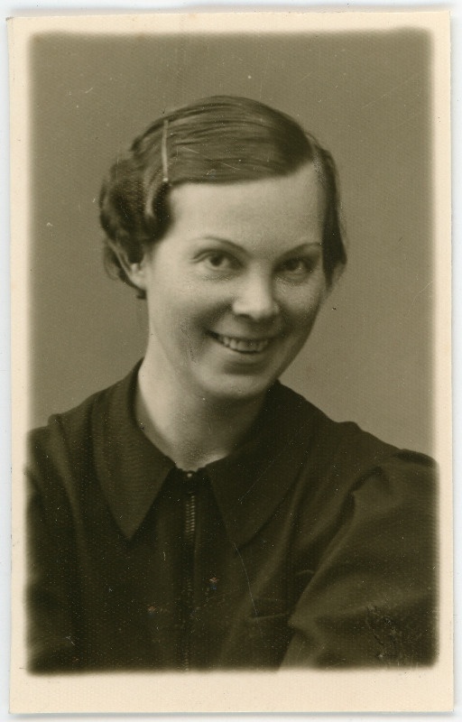 Flink, Gudrun, sünd 1912. Portreefoto välispassi saamiseks esitatud avalduse juurde