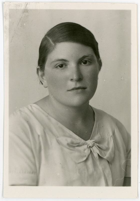 Frank, Berta, sünd 1919. Portreefoto välispassi saamiseks esitatud avalduse juurde