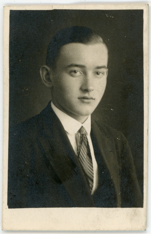 Frese, Tomas Justus Benedikt, sünd 1911. Portreefoto välispassi saamiseks esitatud avalduse juurde