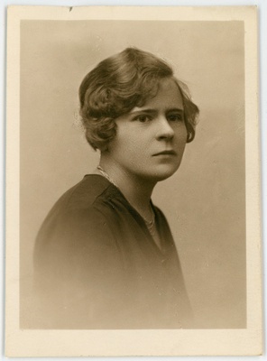 Freymann, Veera, sünd 1901. Portreefoto välispassi saamiseks esitatud avalduse juurde  duplicate photo
