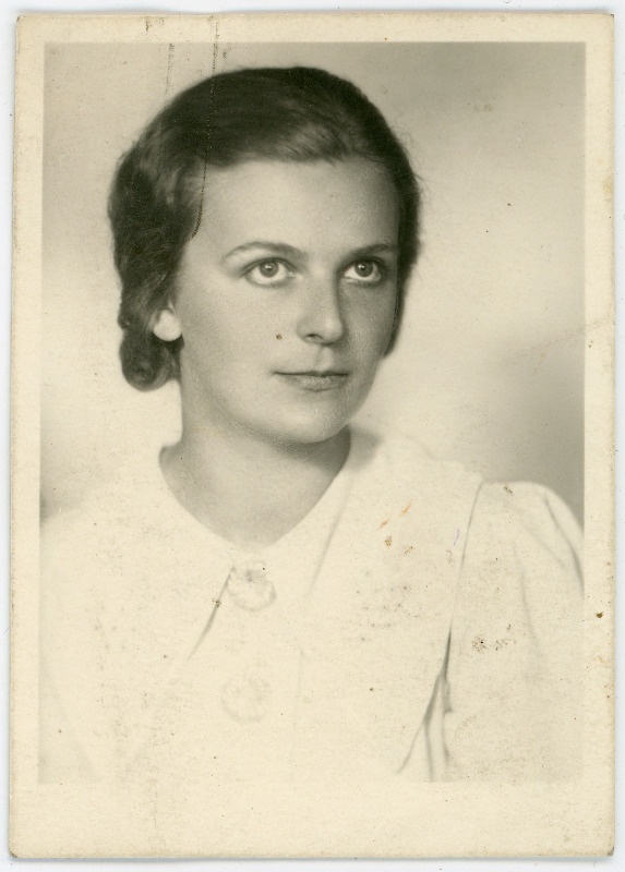 Feldmann, Anneliese Martha, s 1907. Portreefoto välispassi saamiseks esitatud avalduse juurde