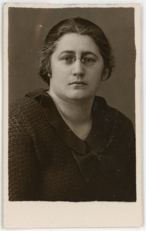 Garšnek, Anna, sünd 1899. Portreefoto välispassi saamiseks esitatud avalduse juurde