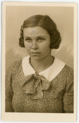 Gauer, Anna, sünd 1910. Portreefoto välispassi saamiseks esitatud avalduse juurde  duplicate photo