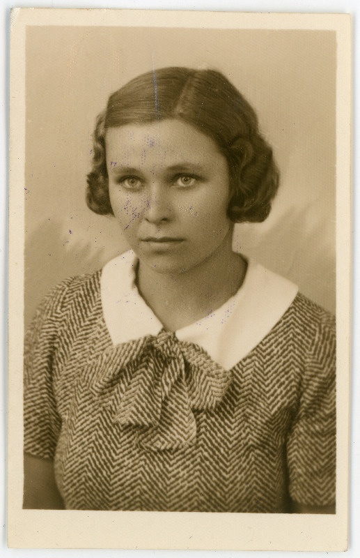Gauer, Anna, sünd 1910. Portreefoto välispassi saamiseks esitatud avalduse juurde