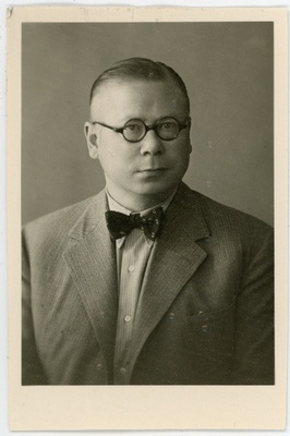 Gering, Arnold, sünd 1894. Portreefoto välispassi saamiseks esitatud avalduse juurde  duplicate photo