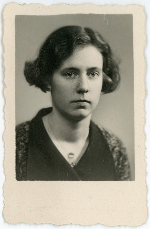 Goeldner, Senta Gisela Maria, sünd 1912. Portreefoto välispassi saamiseks esitatud avalduse juurde