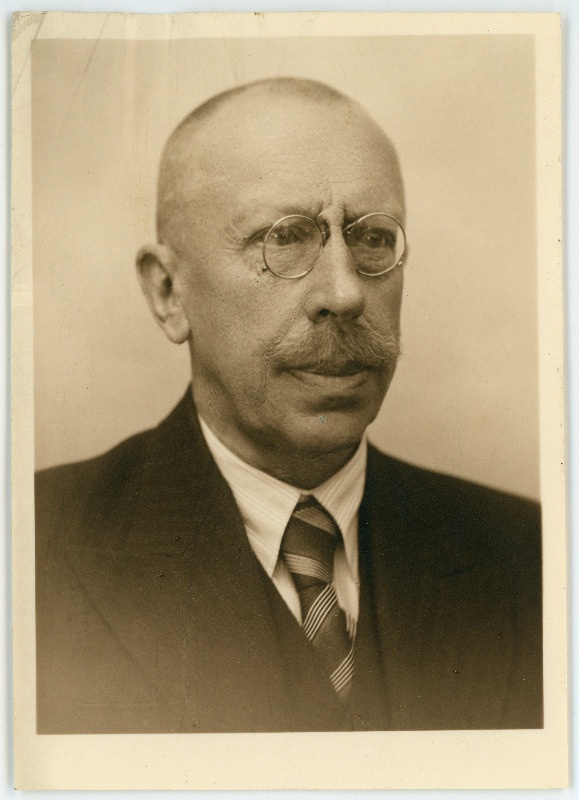 Goensen, Hermann Adolf, sünd 1875. Portreefoto välispassi saamiseks esitatud avalduse juurde