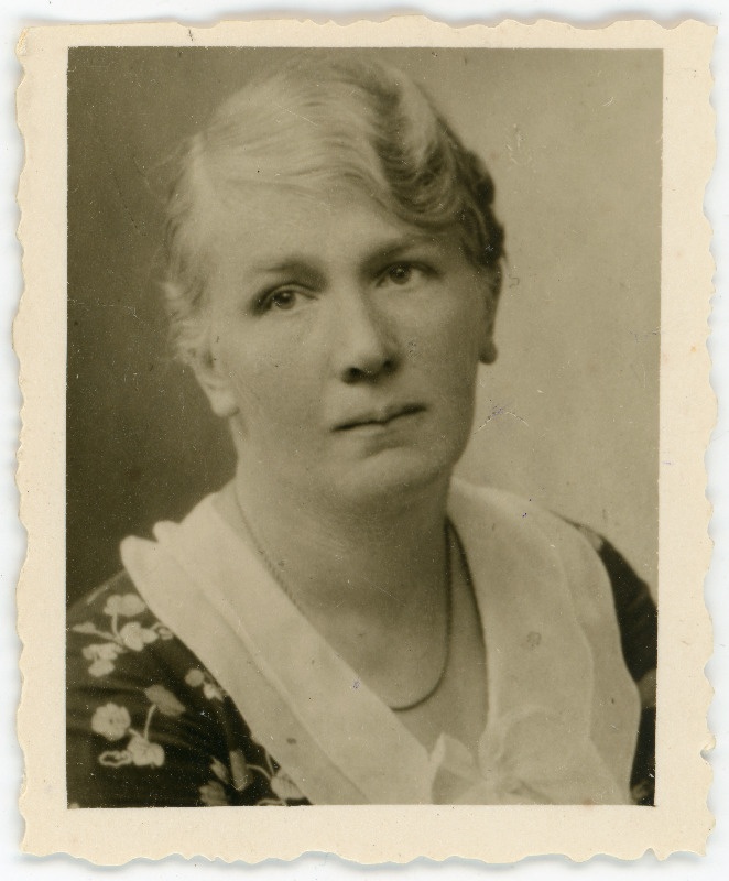 Förster, Gertrud Margarethe, s 1897. Portreefoto välispassi saamiseks esitatud avalduse juurde