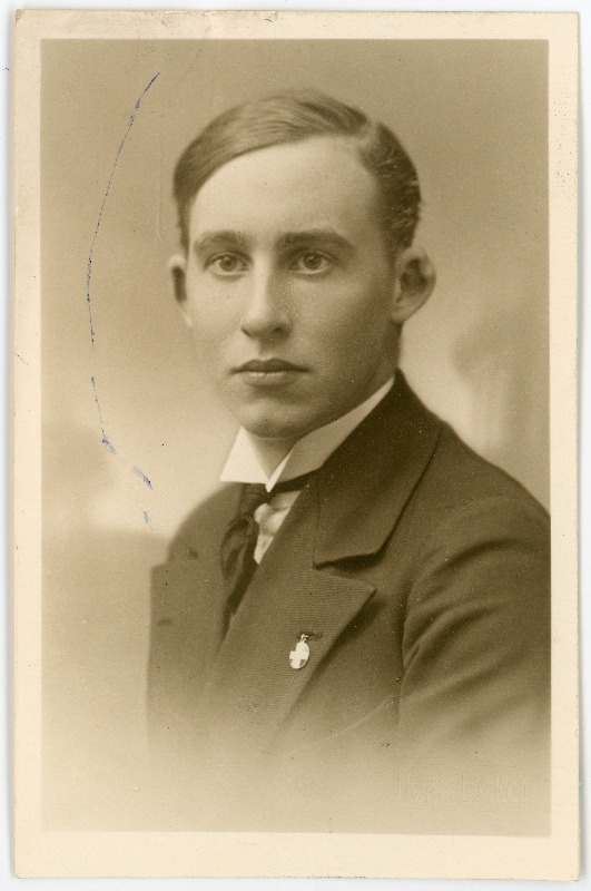 Girard de Soucanton, Johann Gustav Maurice, s 1914. Portreefoto välispassi saamiseks esitatud avalduse juurde