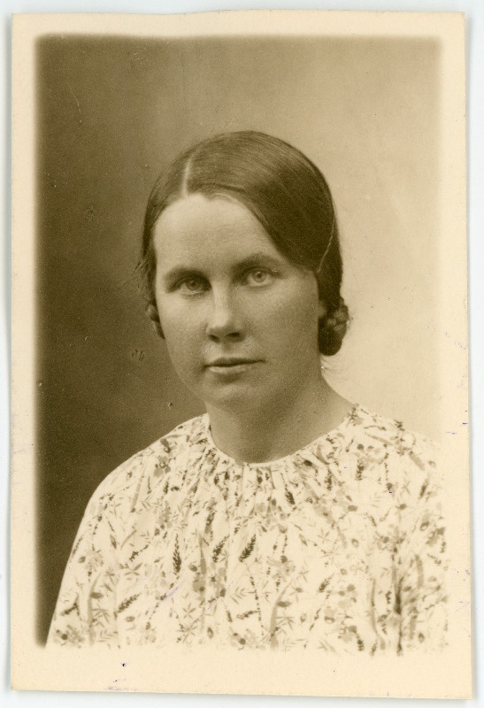 Greis, Elfriede, sünd 1910. Portreefoto välispassi saamiseks esitatud avalduse juurde