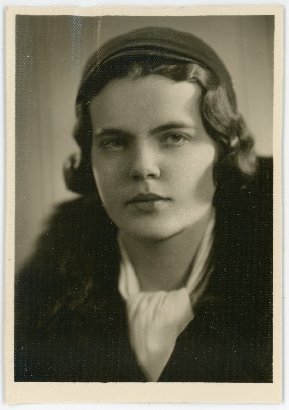 Gross, Hedvig Elisabeth Helene, sünd 1912. Portreefoto välispassi saamiseks esitatud avalduse juurde