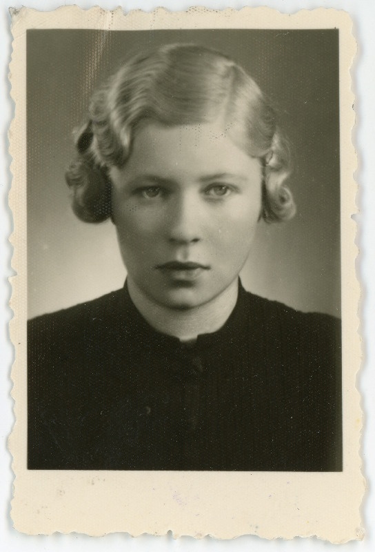 Grünthal, Ilse Alice, sünd 1913. Portreefoto välispassi saamiseks esitatud avalduse juurde
