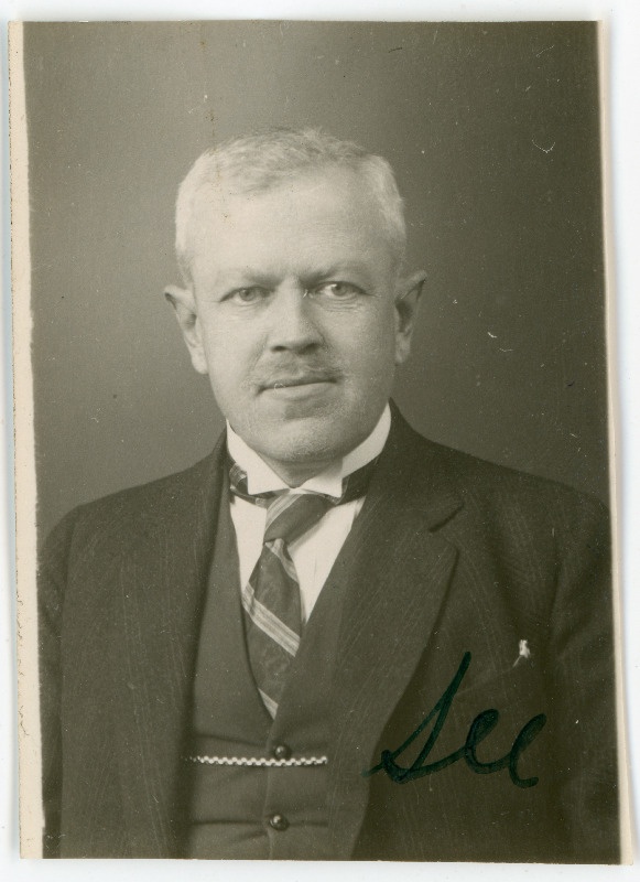 Grünthal, Richard, sünd 1876. Portreefoto välispassi saamiseks esitatud avalduse juurde